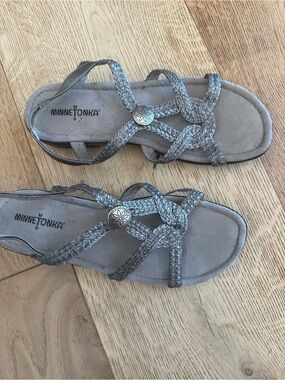 Minnetonka Ava Slingback Sandals Silver Braided Women’s Size 9